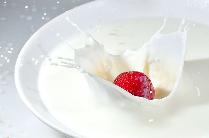 Kyselina mléčná vzniká fermentací bakterií z mléka